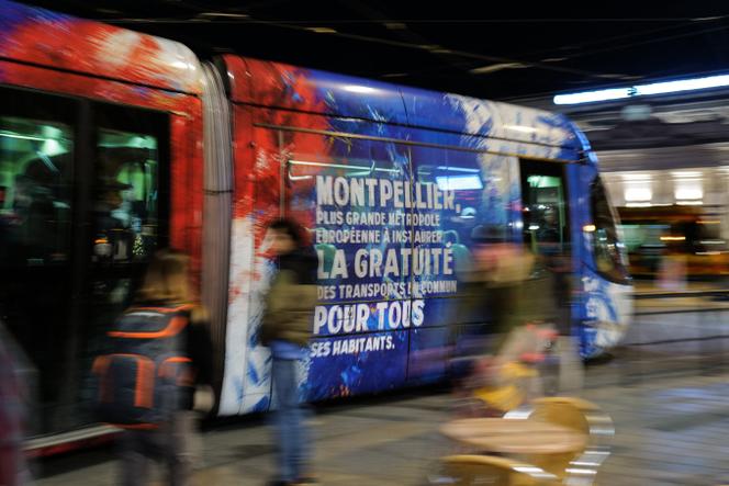 Un tramway à Montpellier, mettant en avant la gratuité des transports dans la métropole, le 21 décembre 2023.