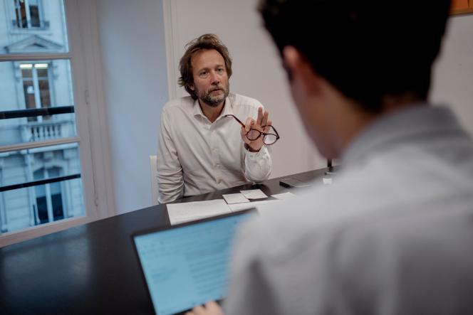 El presidente de los diputados del PS en la Asamblea Nacional, Boris Vallaud, en su despacho, en París, el 8 de diciembre de 2025.
