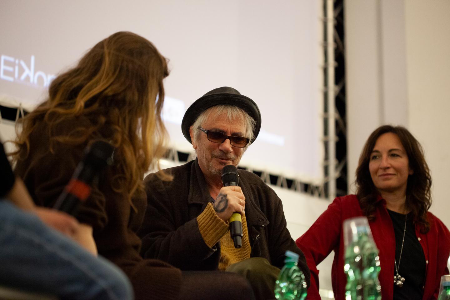 Au festival dâ€™Avellino, en Italie, jeu de cache-cache entre Leos Carax et ses fans