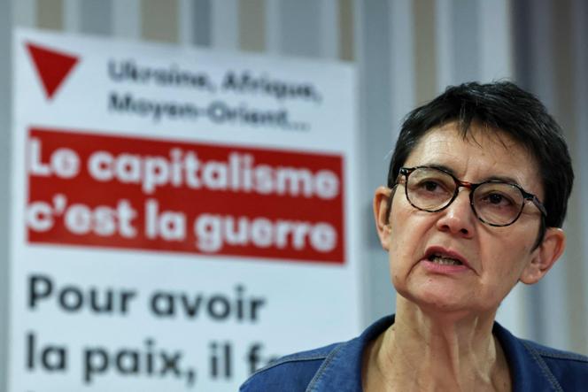 La porte-parole de Lutte ouvrière, Nathalie Arthaud, tient une conférence de presse à Paris, lundi 8 décembre 2025.