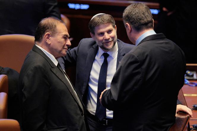 El ministro de Defensa israelí, Bezalel Smotrich (centro), en el parlamento israelí en Jerusalén el 13 de octubre de 2025. 