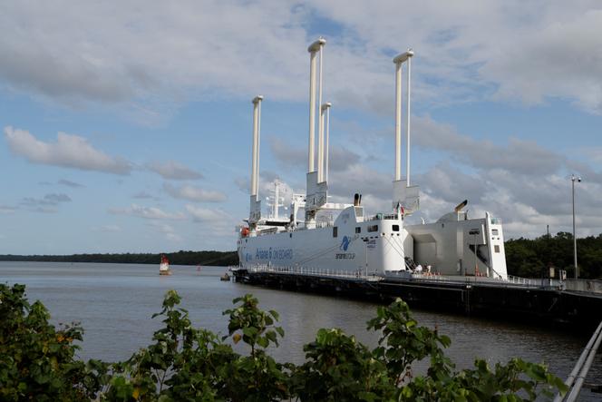 Le cargo à voiles « Canopée » utilisé pour transporter des éléments de la fusée spatiale Ariane-6, amarré au port du Centre spatial, à Kourou (Guyane), le 23 mars 2024.