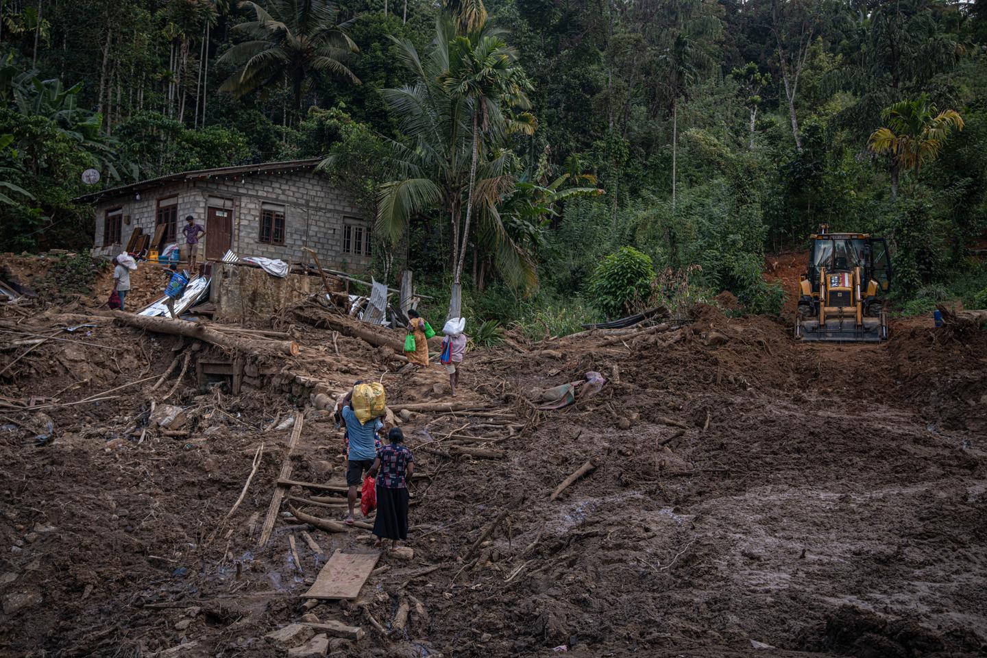 Au Sri Lanka, la dévastation et le traumatisme des habitants après le passage du cyclone Ditwah : « Nous étions piégés à l’intérieur de la maison »