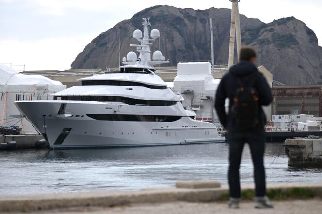 Le yacht « Amore-Vero », appartenant à une société liée à l’oligarque Igor Setchine, a été saisi par les douanes françaises dans le port de La Ciotat (Bouches-du-Rhône), dans la nuit du 2 au 3 mars 2022.