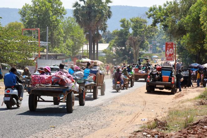 Après la reprise des affrontements entre le Cambodge et la Thaïlande, des habitants fuient dans la province d’Oddar Meanchey, près de la frontière avec la Thaïlande, au Cambodge, le 8 décembre 2025.
