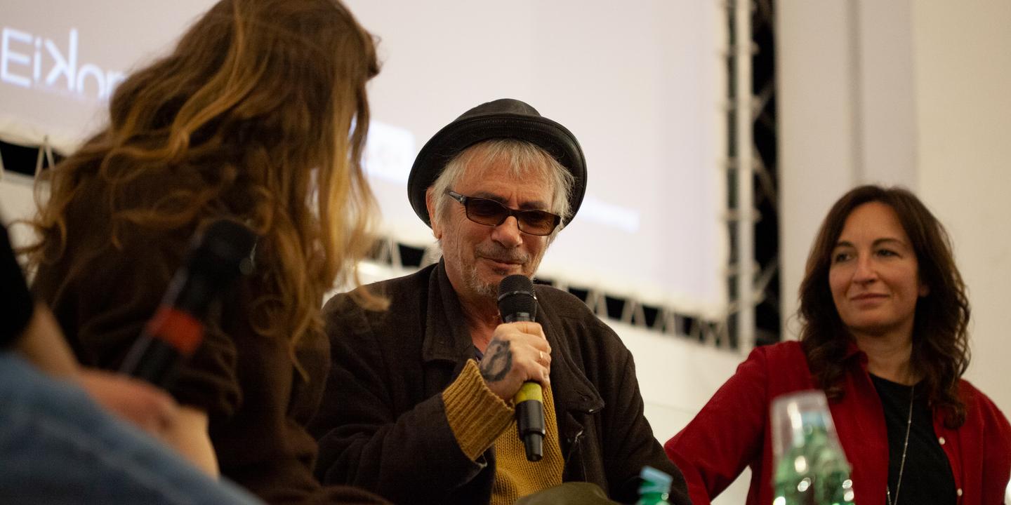 Au festival d’Avellino, en Italie, jeu de cache-cache entre Leos Carax et ses fans
