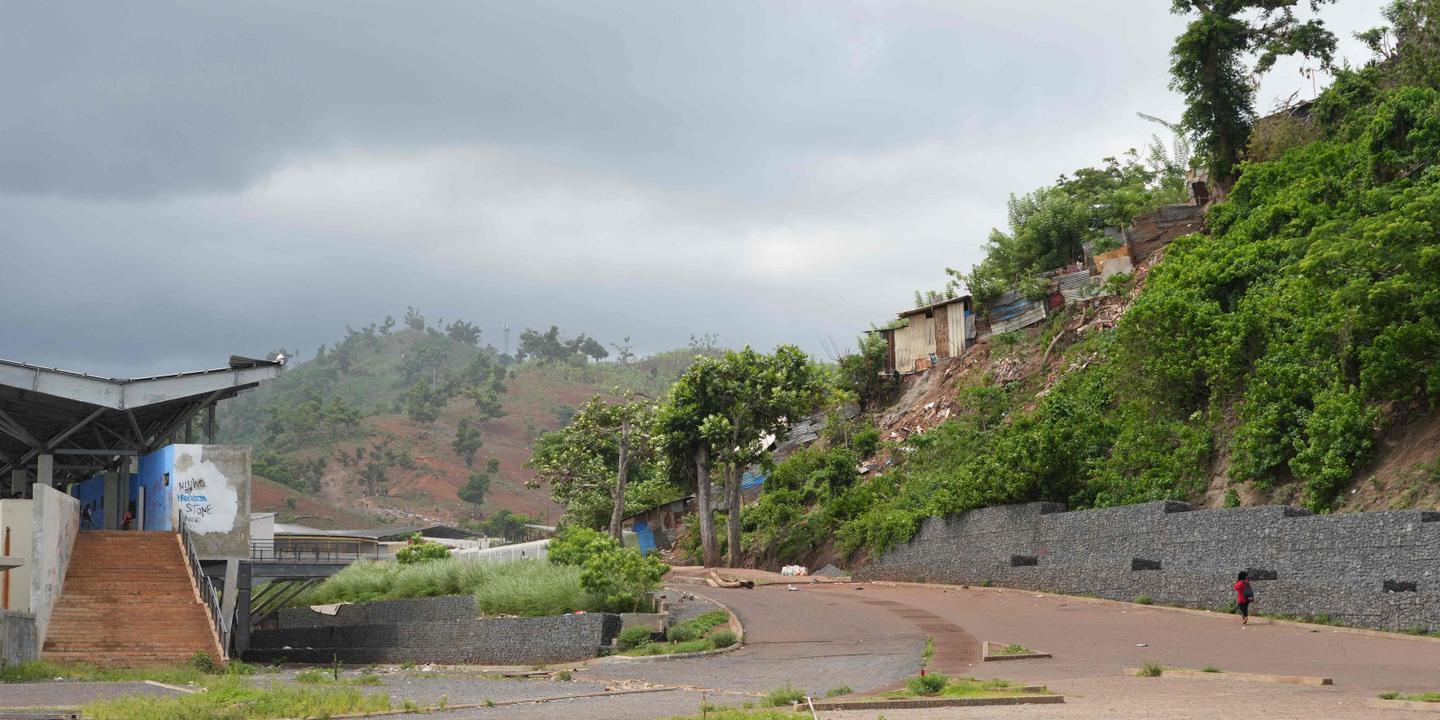 A Mayotte, un an après Chido : dans le bidonville de Kawéni, sécuriser les cases en tôle plutôt que les raser