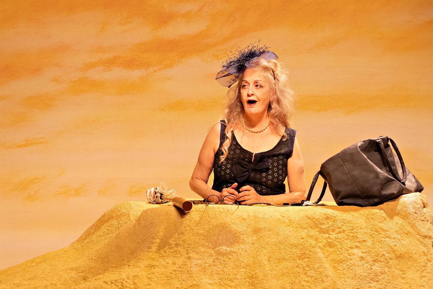 Alain Françon libère « Oh les beaux jours » du carcan beckettien Alain Françon libère « Oh les beaux jours » du carcan beckettien