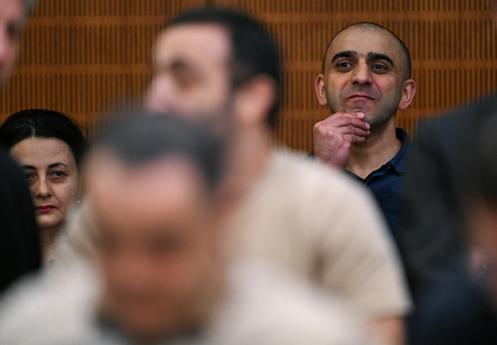 Le coaccusé russe Arman S. aux côtés de ses coaccusés, l’Arménien Vardges I. et l’Ukrainien Robert A., lors de l’ouverture du procès de trois hommes accusés d’espionnage au profit de la Russie, à Francfort-sur-le-Main, en Allemagne, le 9 décembre 2025.