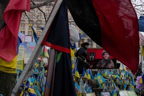 Une femme tient des fleurs en se recueillant, sur la place de l’Indépendance, à Kiev, le 9 décembre 2025.