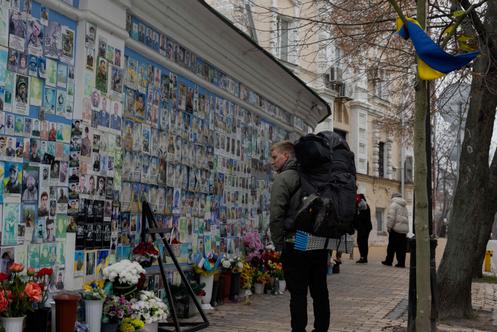 Un homme passe devant le mur à la mémoire des morts pour l’Ukraine, un mémorial dédié aux soldats ukrainiens tués en service, à Kiev, le 9 décembre 2025.