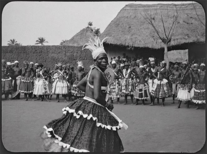 « Vodunon exécutant la danse d’Héviosso, Dahomey (Bénin) » (1930), de Frédéric Gadmer.
