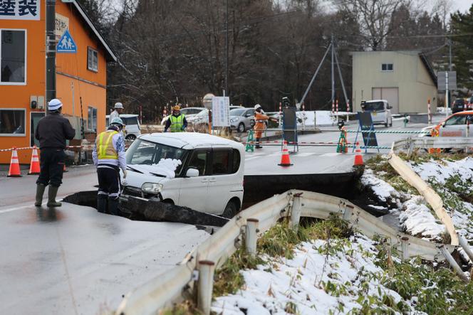 Une route effondrée dans la ville de Tohoku, le 9 décembre au Japon, après un tremblement de terre.  