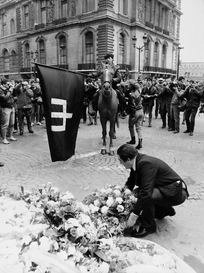 Jean-Gilles Malliarakis, déposant des fleurs lors d’un hommage à Jeanne d’Arc, à Paris, en mai 1984.