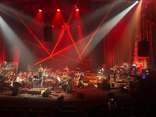 L’enregistrement de « Blanche-Neige » avec l’Orchestre national de France et les comédiens, comédiennes, dont Anne Azoulay au premier rang et Charlotte Avias, à la Maison de la radio et de la musique, à Paris, le 3 octobre 2025.