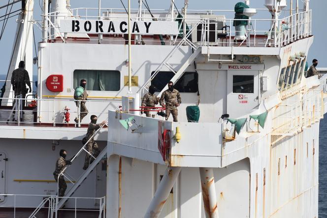 Des militaires français à bord du pétrolier « Boracay », qui appartiendrait à la flotte fantôme russe, au large de Saint-Nazaire (Loire-Atlantique), le 2 octobre 2025.
