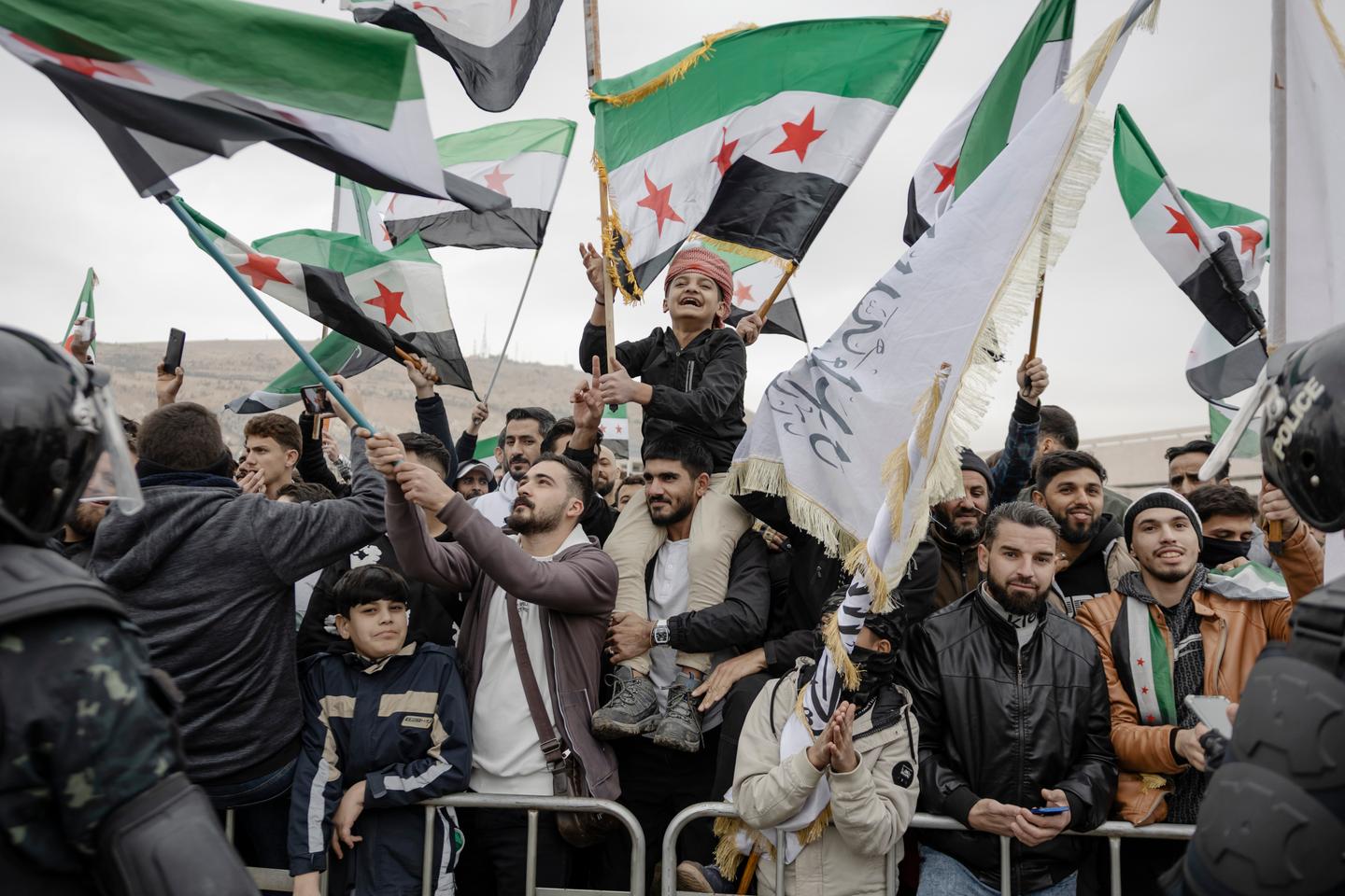 Les Syriens cÃ©lÃ¨brent Â«Â lâ€™espoir retrouvÃ©Â Â», un an aprÃ¨s la chute de...