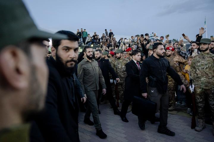 El presidente de transición sirio, Ahmed Al-Charaa, visita una exposición militar en Damasco, el 8 de diciembre de 2025.