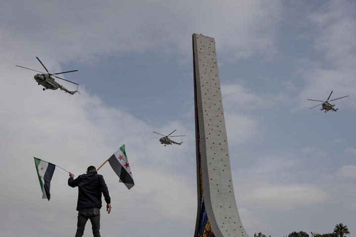 Des milliers de personnes se sont réunies place des Omeyyades pour assister au défilé militaire. A Damas, le 8 décembre 2025.