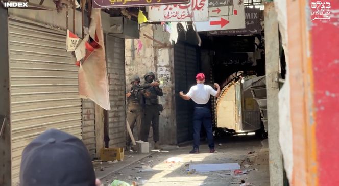 Nidal Amirah, 40 ans, s’approche de deux militaires israéliens armés, sur un extrait de la vidéo d’enquête de l’ONG israélienne B’Tselem lors d’une opération de l’armée à Naplouse, le 10 juin 2025.