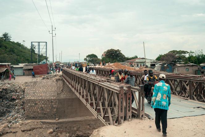 Des piétons traversent un pont à Uvira, dans l’est de la République démocratique du Congo, le 9 décembre 2025.