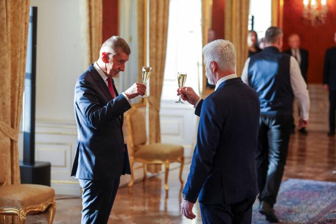 Petr Pavel, président tchèque (de dos), et Andrej Babis, chef du parti ANO, le jour de sa nomination comme nouveau premier ministre, au château de Prague, en République tchèque, le 9&nbsp;décembre&nbsp;2025.