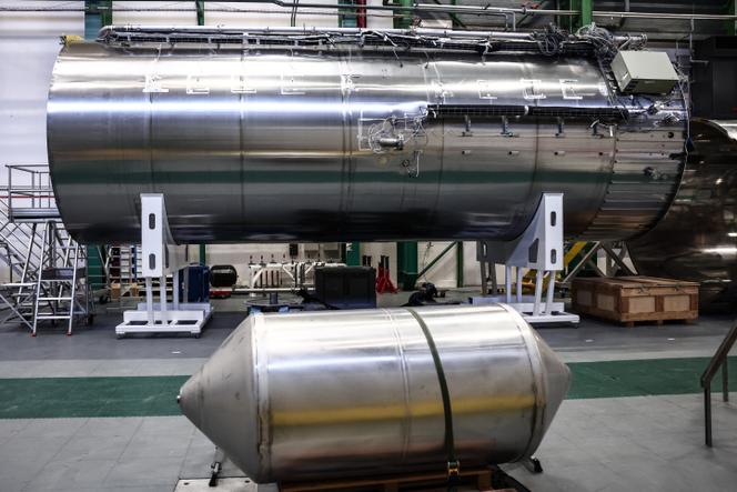 Des prototypes d’un lanceur spatial léger partiellement réutilisable dans les installations de la société aérospatiale MaiaSpace, à Vernon (Eure), le 2 décembre 2025.