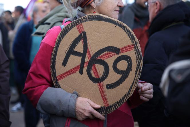 Un manifestant contre le chantier de l’autoroute A69, à Toulouse, le 15 décembre 2024.