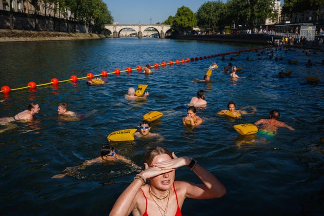 A la baignade Bras-Marie, un espace sécurisé pour nager dans la Seine, à Paris, le 12 août 2025. 