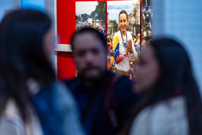 Une photo de Maria Corina Machado, lauréate du prix Nobel de la paix, à l’exposition « Democracy on the Brink » (« La démocratie au bord du gouffre ») en l’honneur de la lauréate au Centre Nobel de la paix, à Oslo, le 9 décembre 2025. 