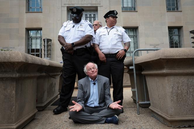 Ben Cohen, cofondateur de la marque de crèmes glacées Ben & Jerry’s, lors d’une manifestation en soutien à Julian Assange, fondateur de WikiLeaks, devant le ministère de la justice, à Washington, le 6 juillet 2023.