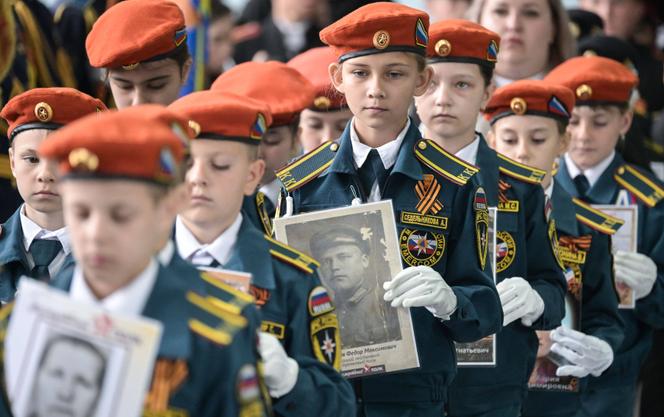 Défilé des classes de cadets à l’occasion du 80ᵉ anniversaire de la victoire sur l’Allemagne nazie, au lycée Konstantin-Ouchinsky, près de Simferopol, en Crimée, annexée par la Russie en 2014. Le 20 mai 2025.