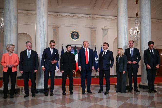 La présidente de la Commission européenne, Ursula von der Leyen, le premier ministre britannique, Keir Starmer, le président finlandais, Alexander Stubb, le président ukrainien, Volodymyr Zelensky, le président américain, Donald Trump, le président français, Emmanuel Macron, la première ministre italienne, Giorgia Meloni, le chancelier allemand, Friedrich Merz, et le secrétaire général de l’OTAN, Mark Rutte, à la Maison Blanche, à Washington, le 18 août 2025.