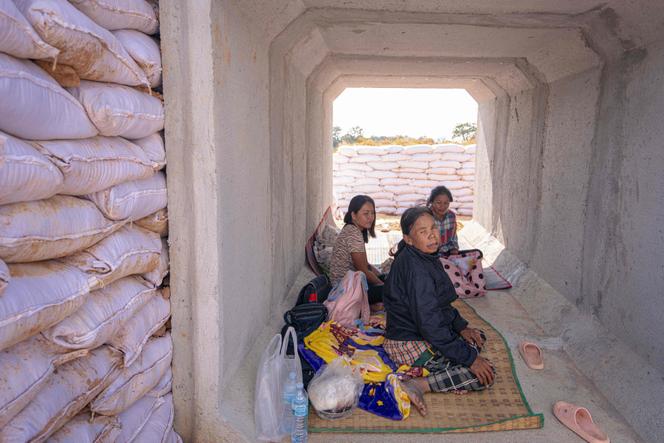Des habitants se réfugient dans un bunker pendant les affrontements entre la Thaïlande et le Cambodge, dans la province de Sa Kaeo (Thaïlande), le 9 décembre 2025.