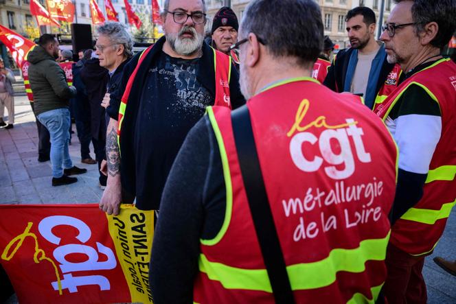 Des salariés du groupe ACI, lors d’un rassemblement devant le tribunal des activités économiques de Lyon, le 9 décembre 2025.