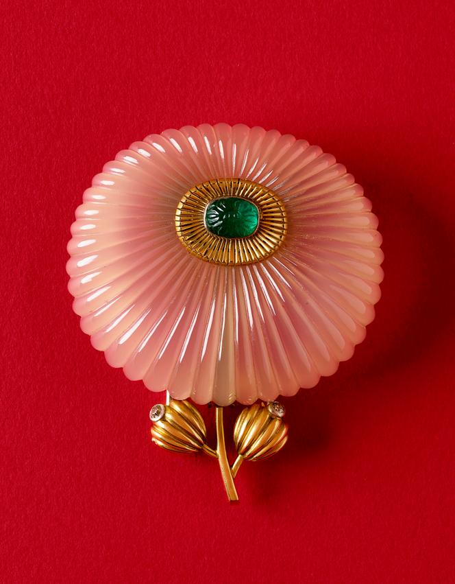 Broche en calcédoine, émeraude et diamants, de Suzanne Belperron, vendue par Christie’s.
