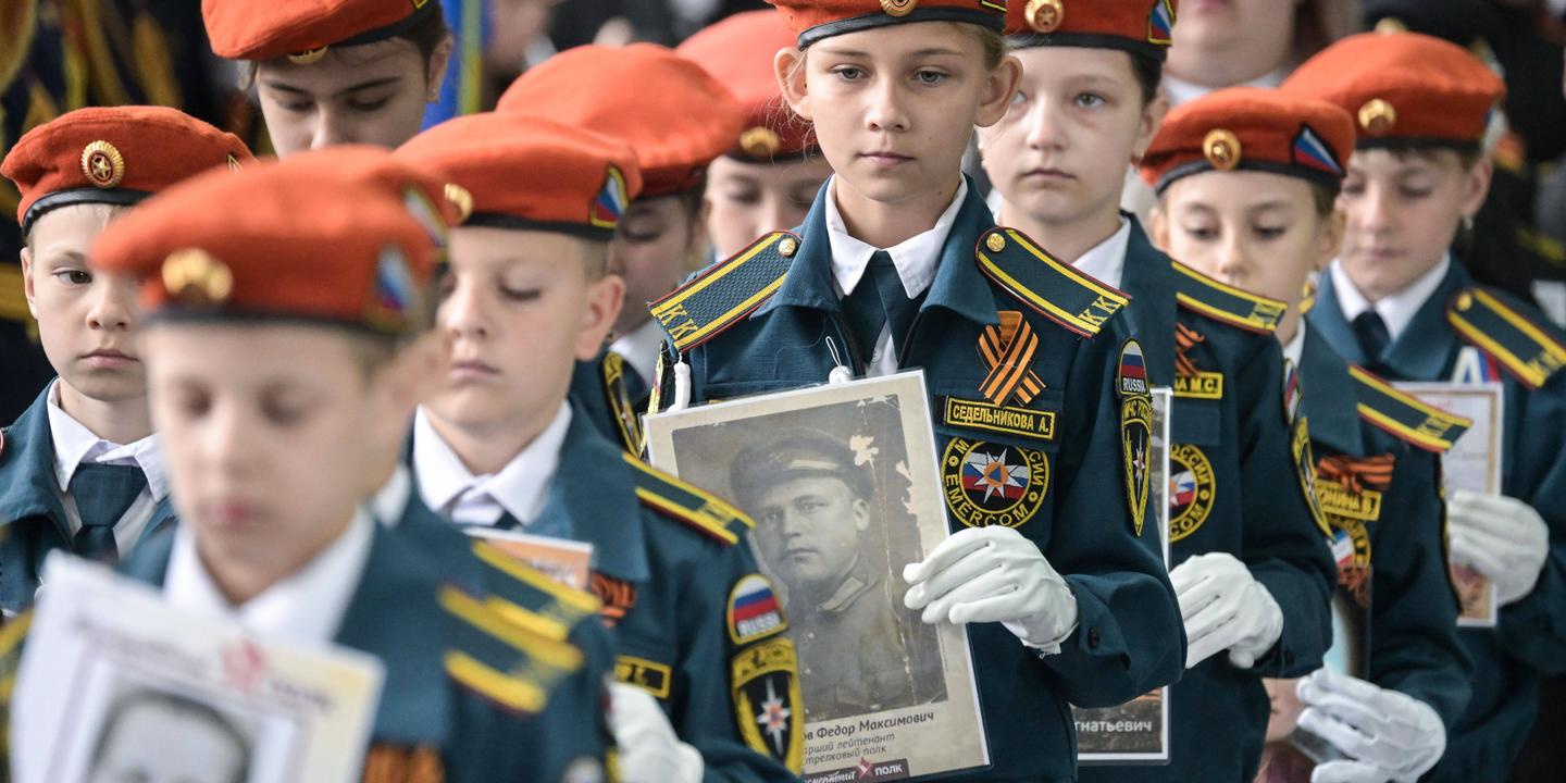 Dans les territoires occupés d’Ukraine, la Russie transforme les écoles en « espaces de militarisation et de propagande »