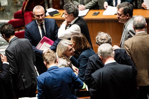 La ministre de la santé, des familles, de l’autonomie et des personnes handicapées, Stéphanie Rist, avec la ministre de l’action et des comptes publics, Amélie de Montchalin, à l’issue du vote solennel sur le projet de loi de financement de la Sécurité sociale (PLFSS) pour 2026, à l’Assemblée nationale, à Paris, le 9 décembre 2025.