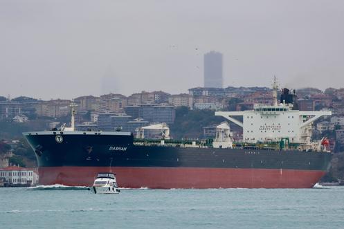 Le « Dashan », un pétrolier de la flotte fantôme russe, à Istanbul, le 9 décembre 2025.