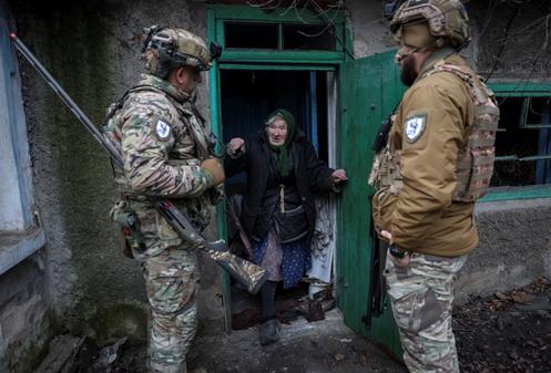 Lors d’une évacuation à Dobropillia, ville de l’oblast de Donetsk située en première ligne, en Ukraine, le 9 décembre 2025.