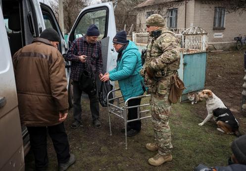 Des habitants sont évacués du village de Kryvorizhzhia, situé en première ligne, dans l’oblast de Donetsk, en Ukraine, le 9 décembre 2025.