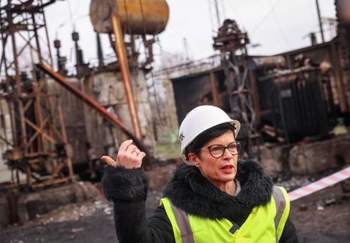 La commissaire européenne à l’élargissement, Marta Kos, visite une centrale thermique endommagée par de récents tirs de missiles et raids de drones russes, dans un lieu tenu secret en Ukraine, le 10 décembre 2025.