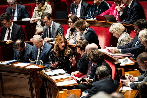 La porte-parole du gouvernement, Maud Bregeon (au centre), à l’Assemblée nationale, à Paris, le 9 décembre 2025.