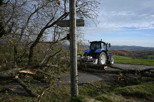Un tracteur bloque une route pour empêcher l’abattage d’un troupeau de 207 vaches, aux Bordes-sur-Arize, en Ariège, le 10 décembre 2025.