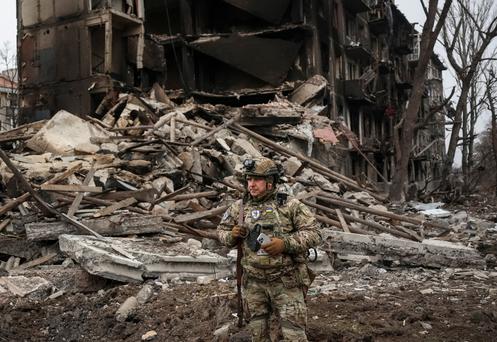 Un membre des « White Angel », une unité de la police ukrainienne chargée d’évacuer les populations des villes et villages situés en première ligne, lors d’une recherche d’habitants dans la ville de Dobropillia, dans l’oblast de Donetsk, en Ukraine, le 9 décembre 2025.