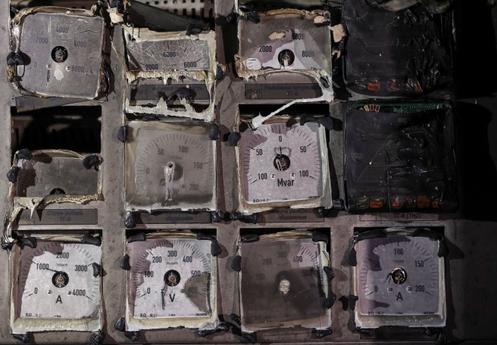 Voltmètres et ampèremètre détruits à la centrale thermique endommagée, dans un lieu non divulgué d’Ukraine, le 10 décembre 2025.