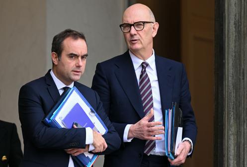 Le premier ministre Sébastien Lecornu et le ministre de l’économie et des finances, Roland Lescure, quittent le palais de l’Elysée à l’issue du conseil des ministres, à Paris, le 10 décembre 2025