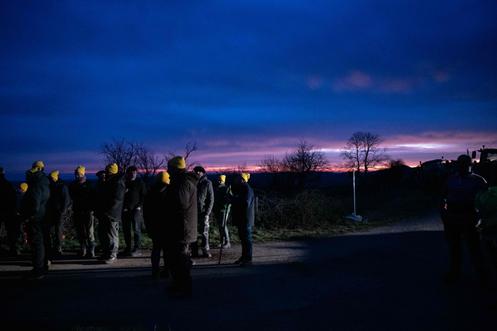Des agriculteurs se rassemblent à l’aube pour protester contre l’abattage d’un troupeau de 207 vaches aux Bordes-sur-Arize, le 10 décembre 2025.