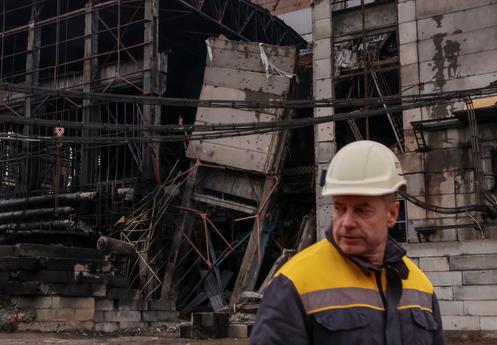 La centrale thermique endommagée lors de récentes frappes aériennes russes, dans un lieu tenu secret en Ukraine, le 10 décembre 2025.