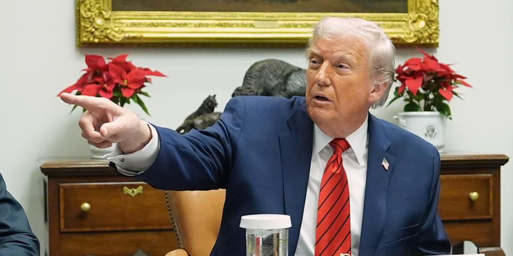 Le président américain, Donald Trump, le 10 décembre 2025 à la Maison Blanche, à Washington. - EVAN VUCCI/AP